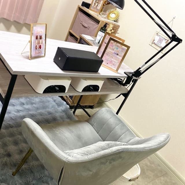 Cherienailの実際の施術席とネイルテーブル